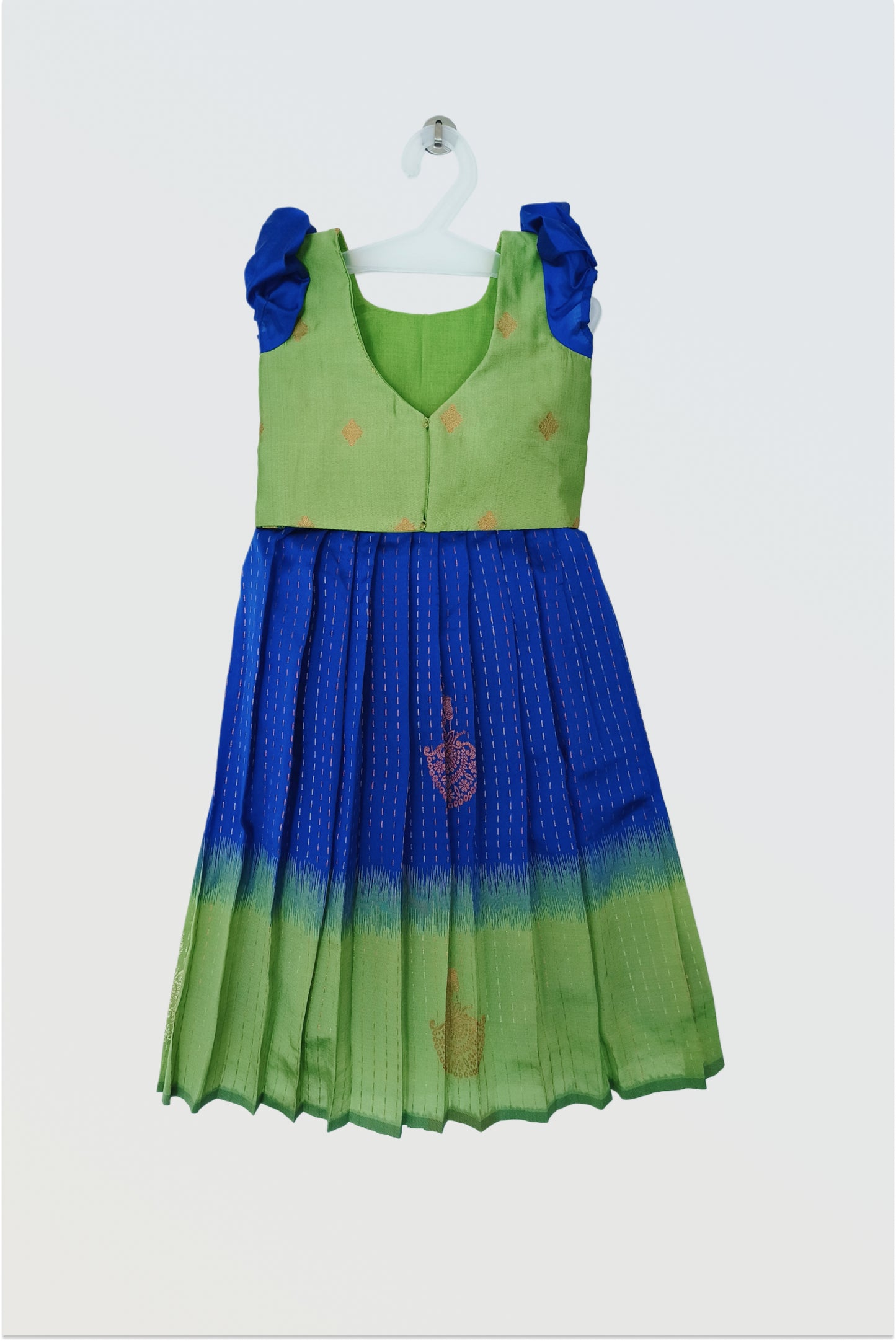 Short sleeved pattu pavadai
